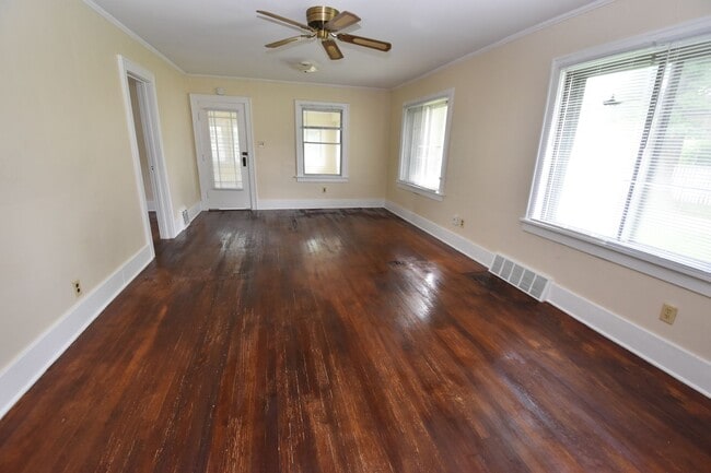 Building Photo - 2 bedroom home close to ND and Roseland