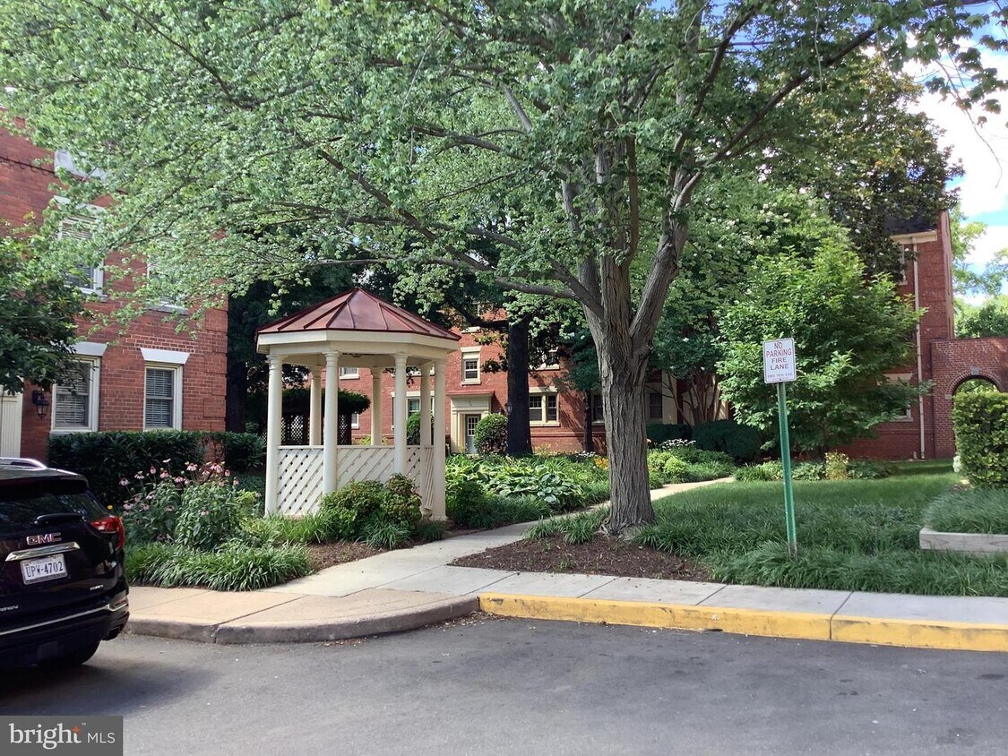 519 Bashford Ln Unit 2, Alexandria, VA 22314 Condo for Rent in