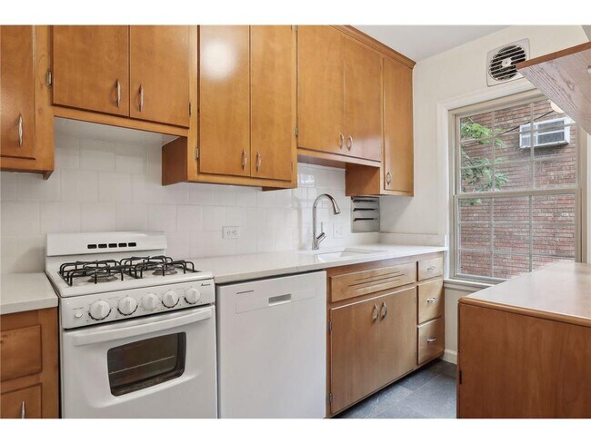 Building Photo - 521 5th St SE