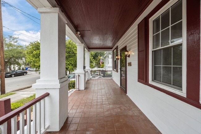 Building Photo - Incredibly Well Maintained & Beautiful Hom...