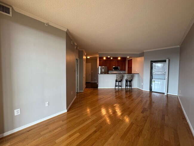 Foto del edificio - Bright 1 Bed 1 Bath Condo With Sunroom In ...