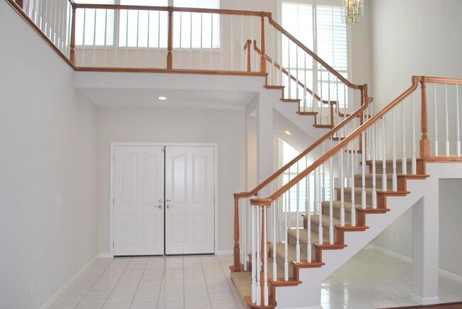 Foto del edificio - REDUCED ! Updated Detached Home in Gated F...