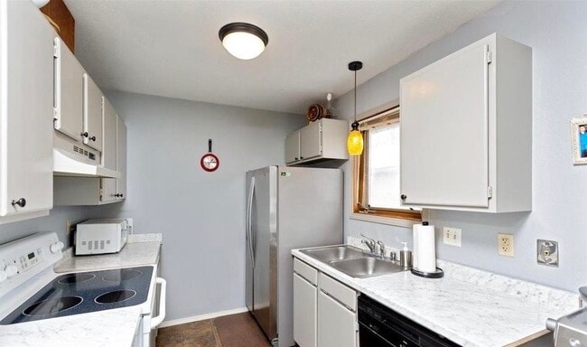 Kitchen - 8000 E 10th Ave