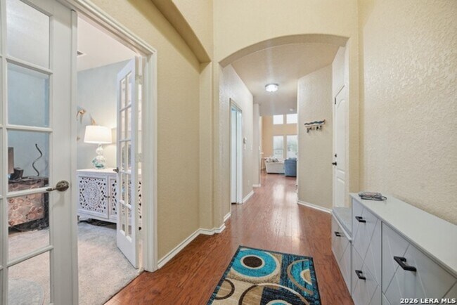 Foto del edificio - Expansive 6-Bedroom Home with Fireplace, Hardwood Floors & Fenced Yard in Cibolo