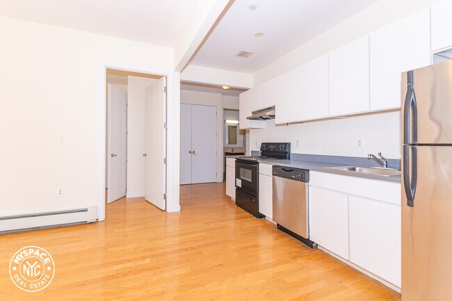 Foto del edificio - 924 Metropolitan Ave