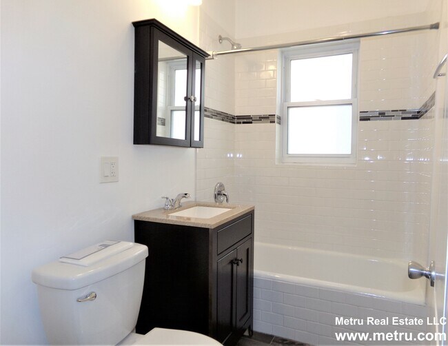 Building Photo - 648 W Roscoe St