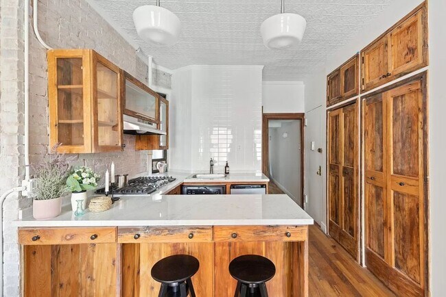 Building Photo - 105 Thompson St