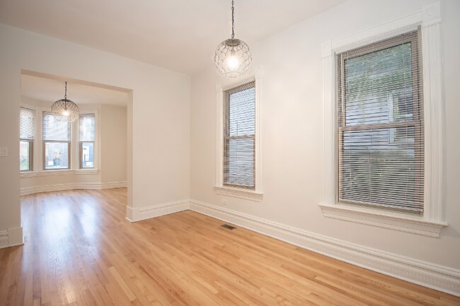 Foto del edificio - 2176 N Maplewood Ave