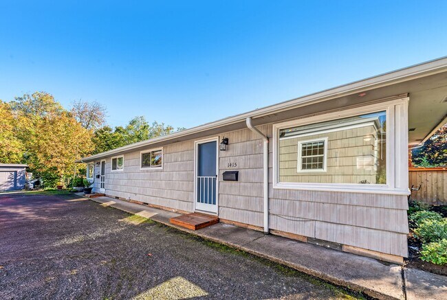 Building Photo - 2 Bedroom/1 Bath with Garage duplex locate...