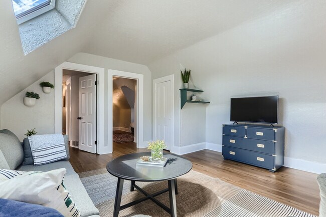 Foto del edificio - 1073 N Downing St