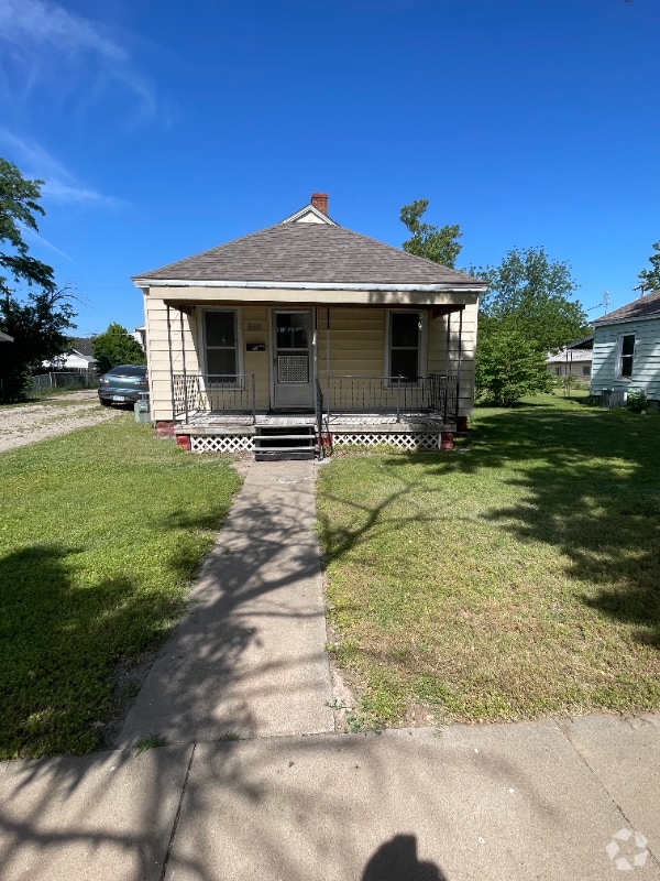 Building Photo - 860 Custer St