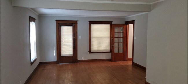 Building Photo - Upper NE Apartment Available