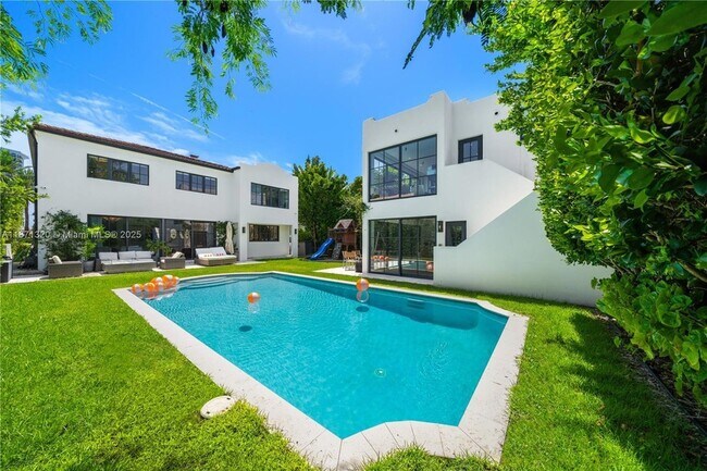 Foto del edificio - 5728 Pine Tree Dr