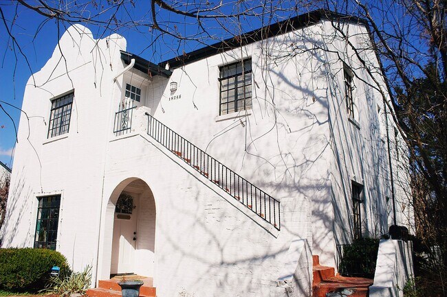 Foto del edificio - Historic Duplex near Plaza district!