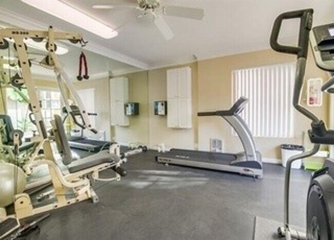 Foto del edificio - 3030 Suncrest Dr