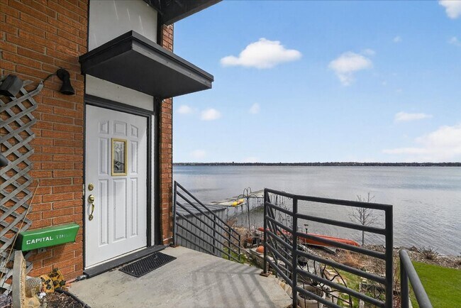 Foto del edificio - Urban Oasis on the Lake- Condo in Downtown Madison