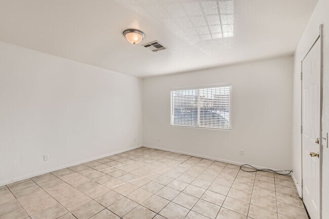 Foto del edificio - 1 Bedroom Unit with Gated Parking!