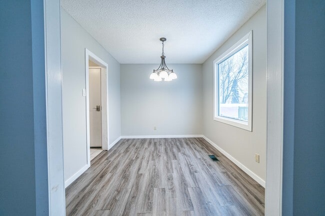 Building Photo - 435 Piccadilly Ave Thunder Bay ON P7B 5C8