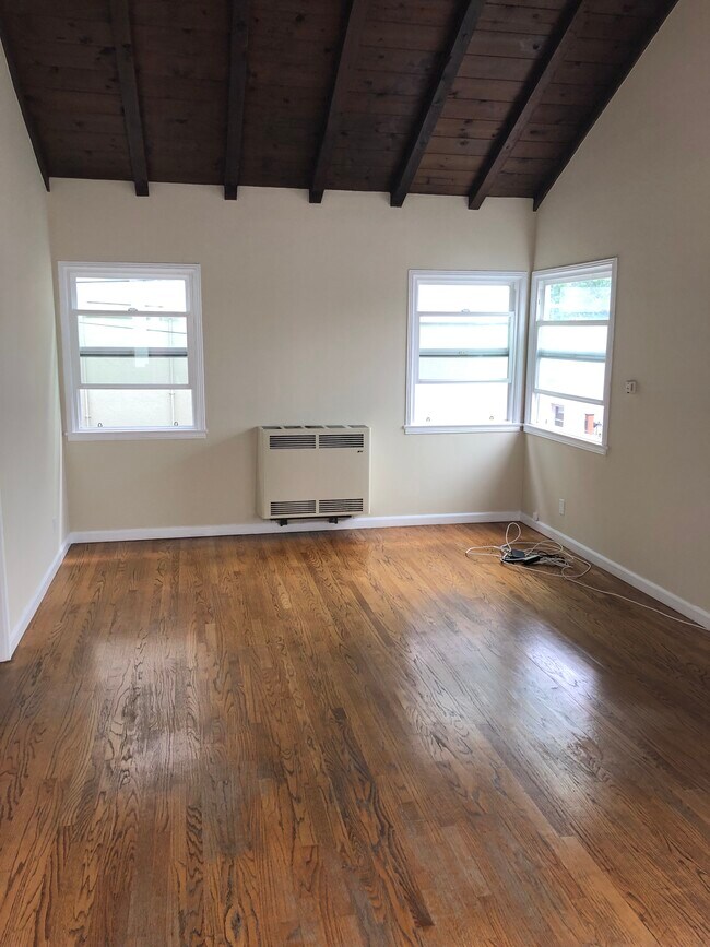 Building Photo - 228 10th Pl