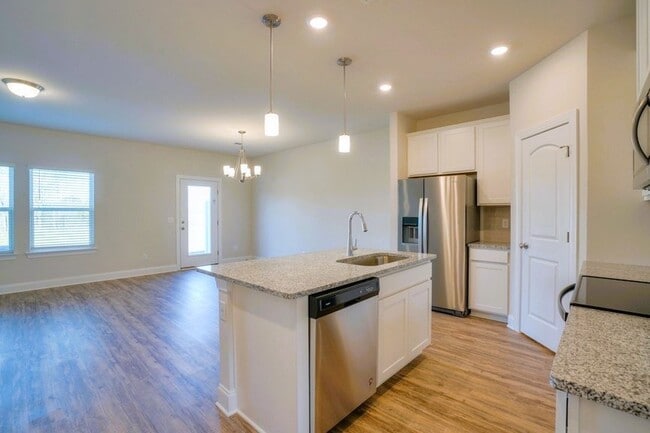Building Photo - 1259 W End Station Dr