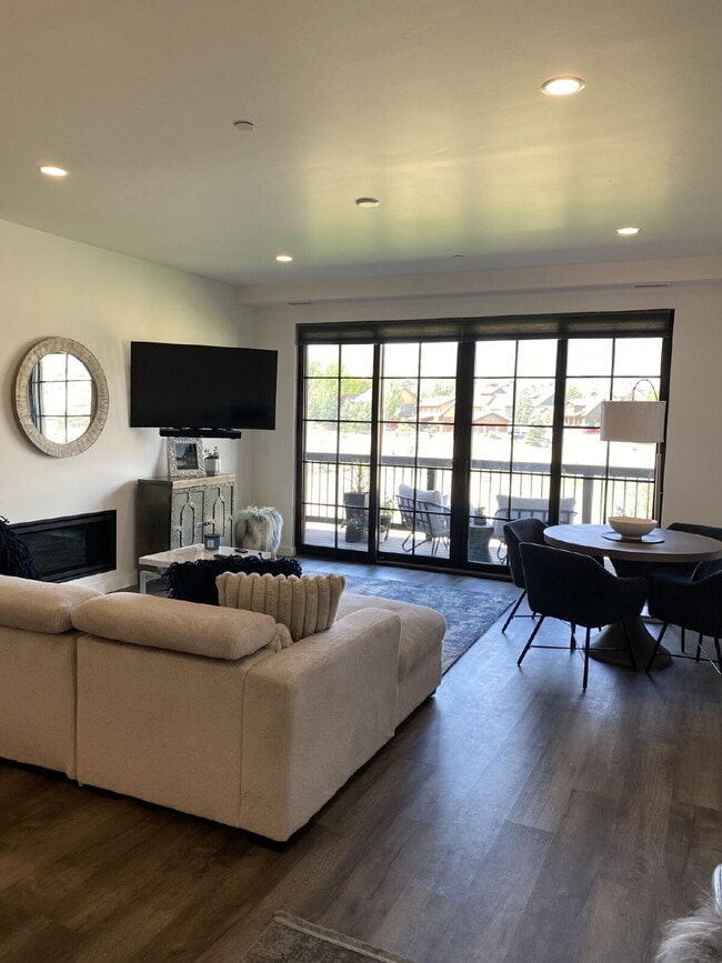 Building Photo - Beautiful Townhome in New Castle