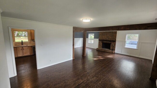 Building Photo - 1113 Hensley Rd