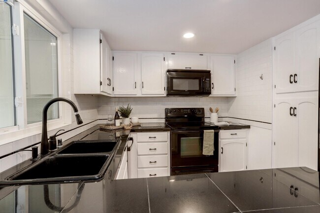 Building Photo - 4428 Del Valle Pkwy