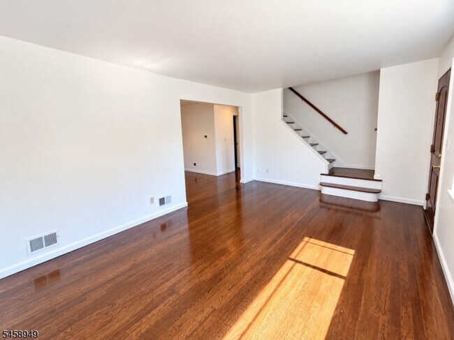 Building Photo - 11 Ivanhoe Ter