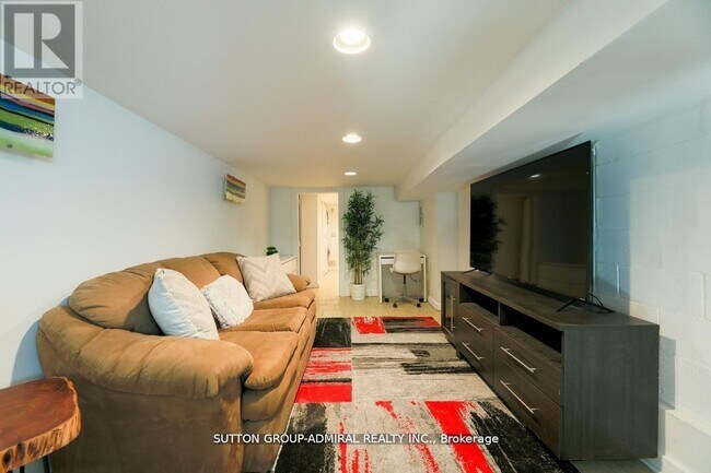 Photo du bâtiment - 70 Carlaw Ave