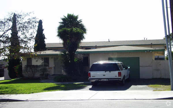 Building Photo - West Drive Apartments