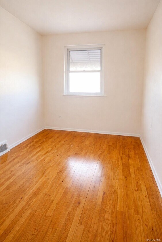 Foto del edificio - 1958 Burke Ave