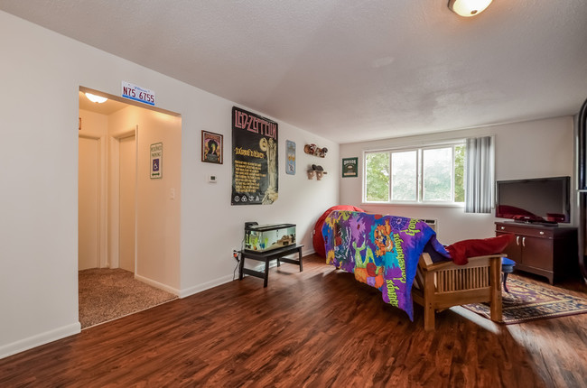 Building Photo - Newly Remodeled 1 Bedroom