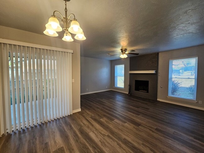 Foto del edificio - (3) Bed/(1.5) Bath in Noble Avail NOW!