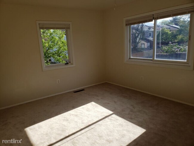 Building Photo - 3 br, 2.5 bath Townhome - 1079 Knight Ln