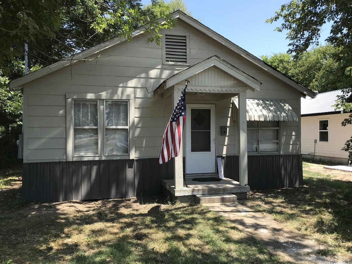 Primary Photo - 422 W Walnut St