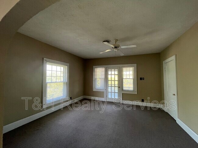 Building Photo - 537 E 11th St