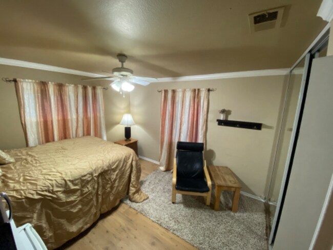 Building Photo - 496 Nicolas Rd