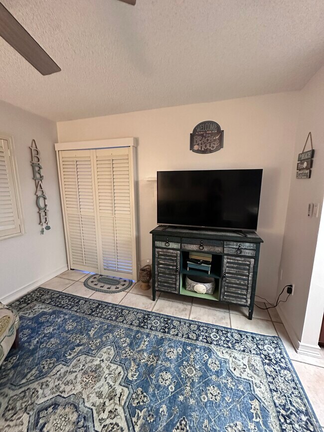 Foto del edificio - 136 Beach Park Ln