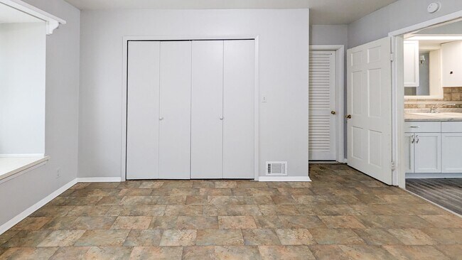 Building Photo - Updated Bathroom