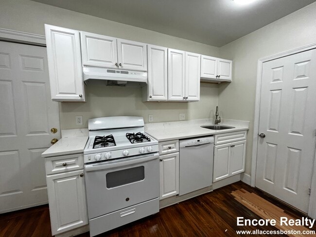 Building Photo - 100 River St