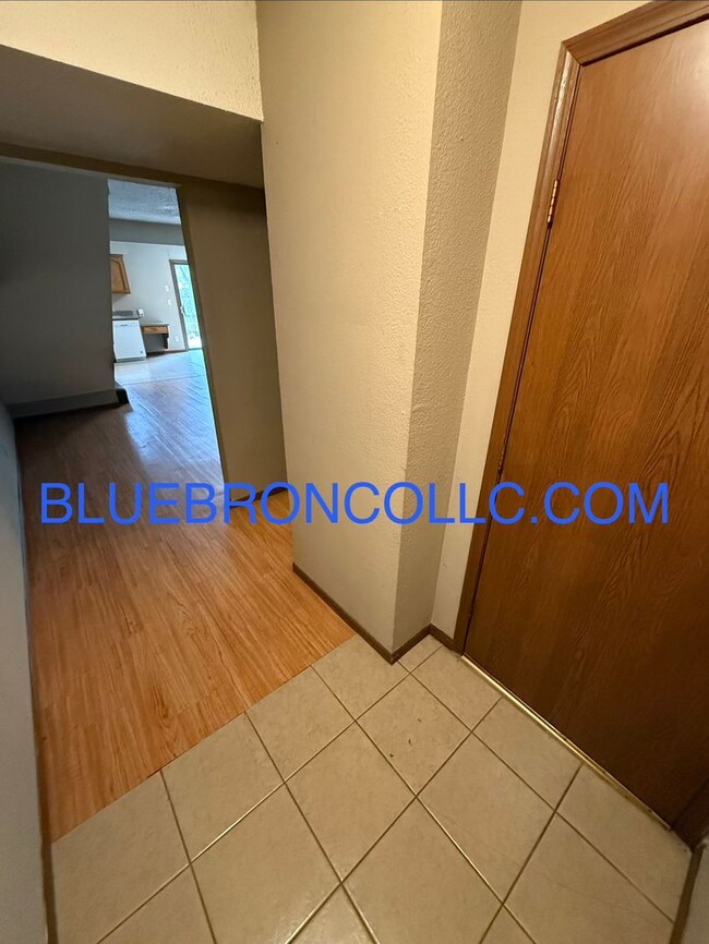 Building Photo - great price for a 2 bedroom townhome, easy access to highway.