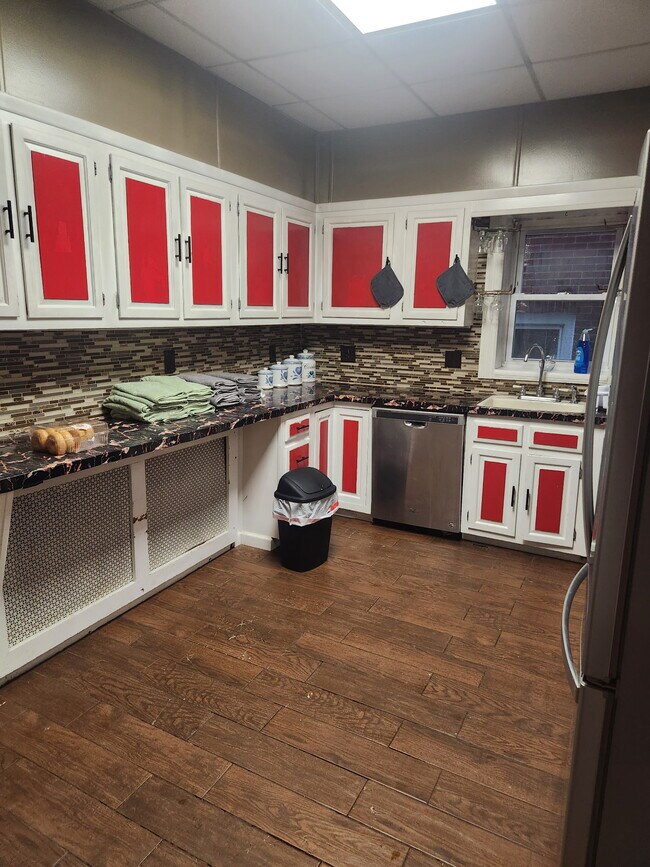 Cocina - 1744 W Market St