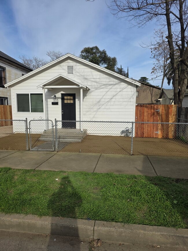 Building Photo - 1305 G St
