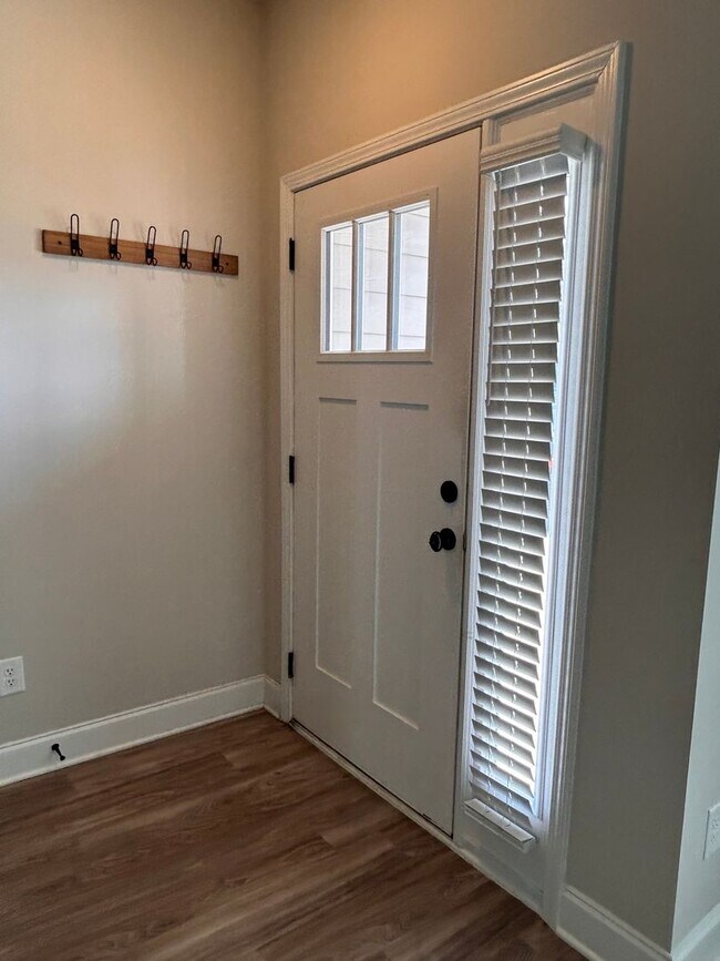Building Photo - 204 Pebble Ln