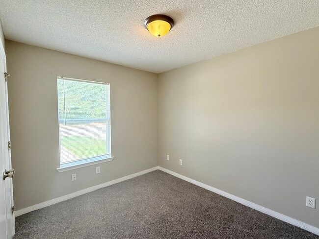 Building Photo - Charming 2 Bed/2 Bath Duplex