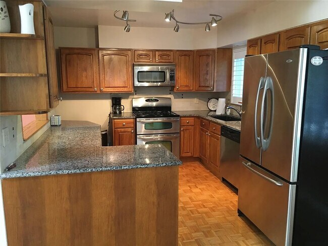 Cocina, electrodomésticos como nuevos. - 11920 W Alameda Pky