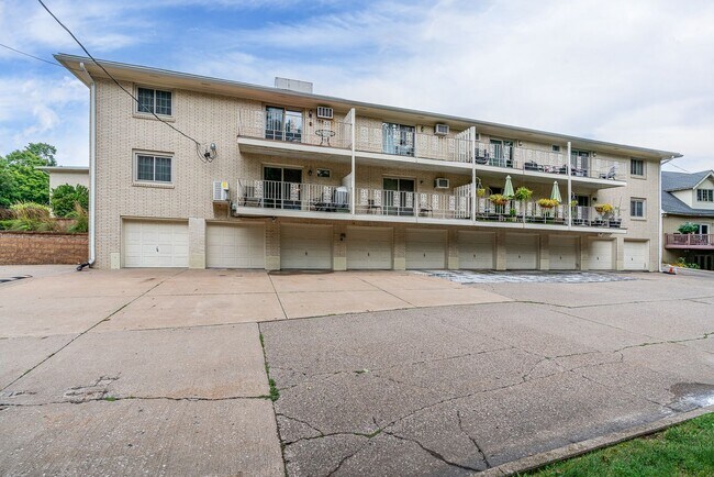 Building Photo - Beautiful 2bd Condo close to Downtown Moline