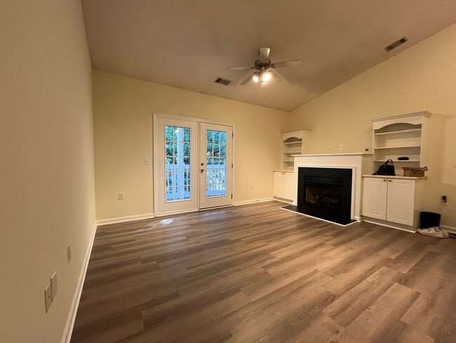 Building Photo - Spacious 2/2 Apartment Ready For Move In Now!