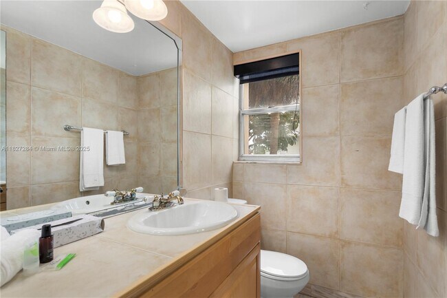 Building Photo - 9440 W Bay Harbor Dr