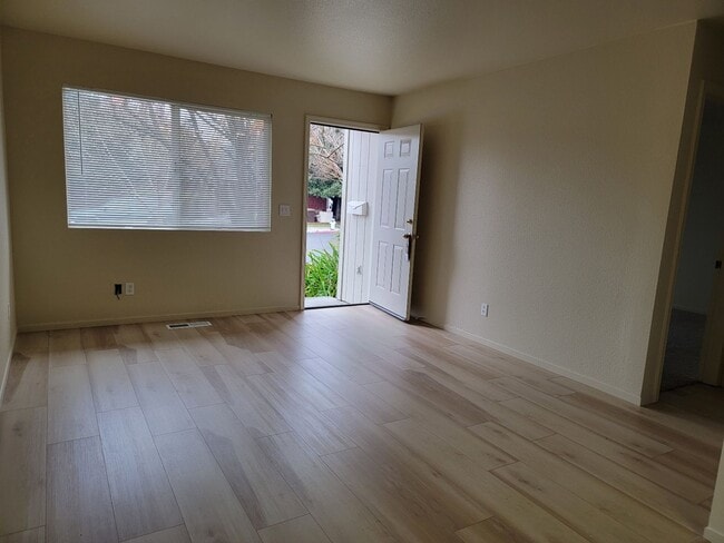 Building Photo - 936 Delport Ave
